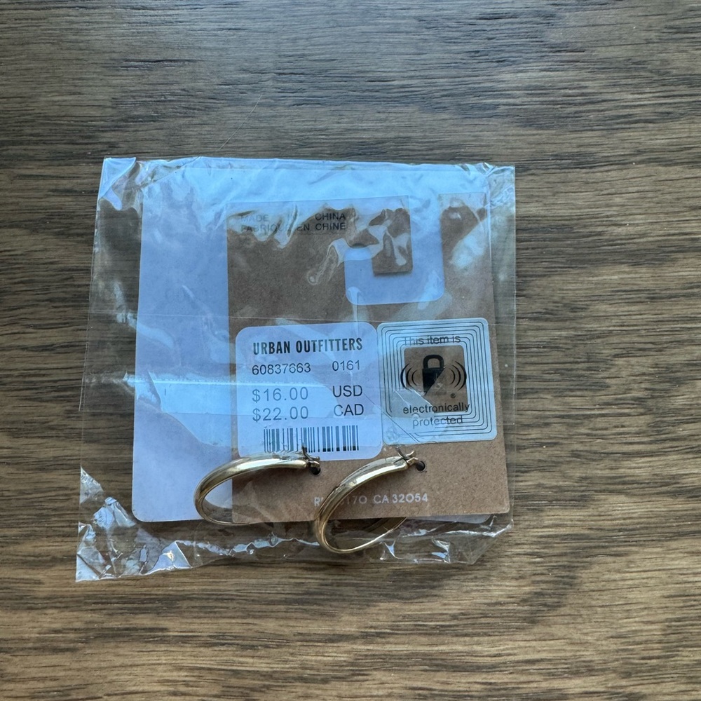 Urban Outfitters Oval Gold Hoop Earring - Picture 1 of 2